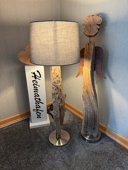 Rechte Seitenansicht der maritimen Treibholz-Tischlampe „Ostseelicht Muschelfund“ aus Schleswig-Holstein.
