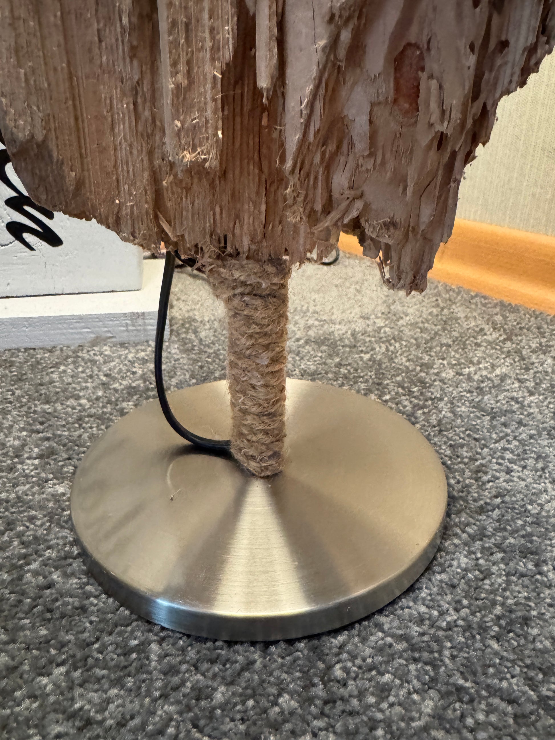 Detailansicht des Sisalbandes der Treibholz-Tischlampe „Ostseelicht Muschelfund“ aus der Region Schwansen mit Sisal umwickeltem Lampenfuß.