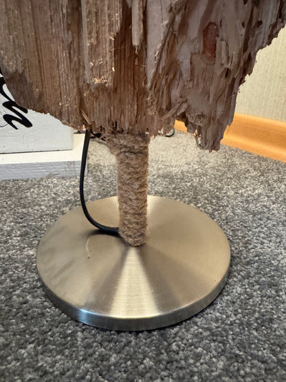 Detailansicht des Sisalbandes der Treibholz-Tischlampe „Ostseelicht Muschelfund“ aus der Region Schwansen mit Sisal umwickeltem Lampenfuß.