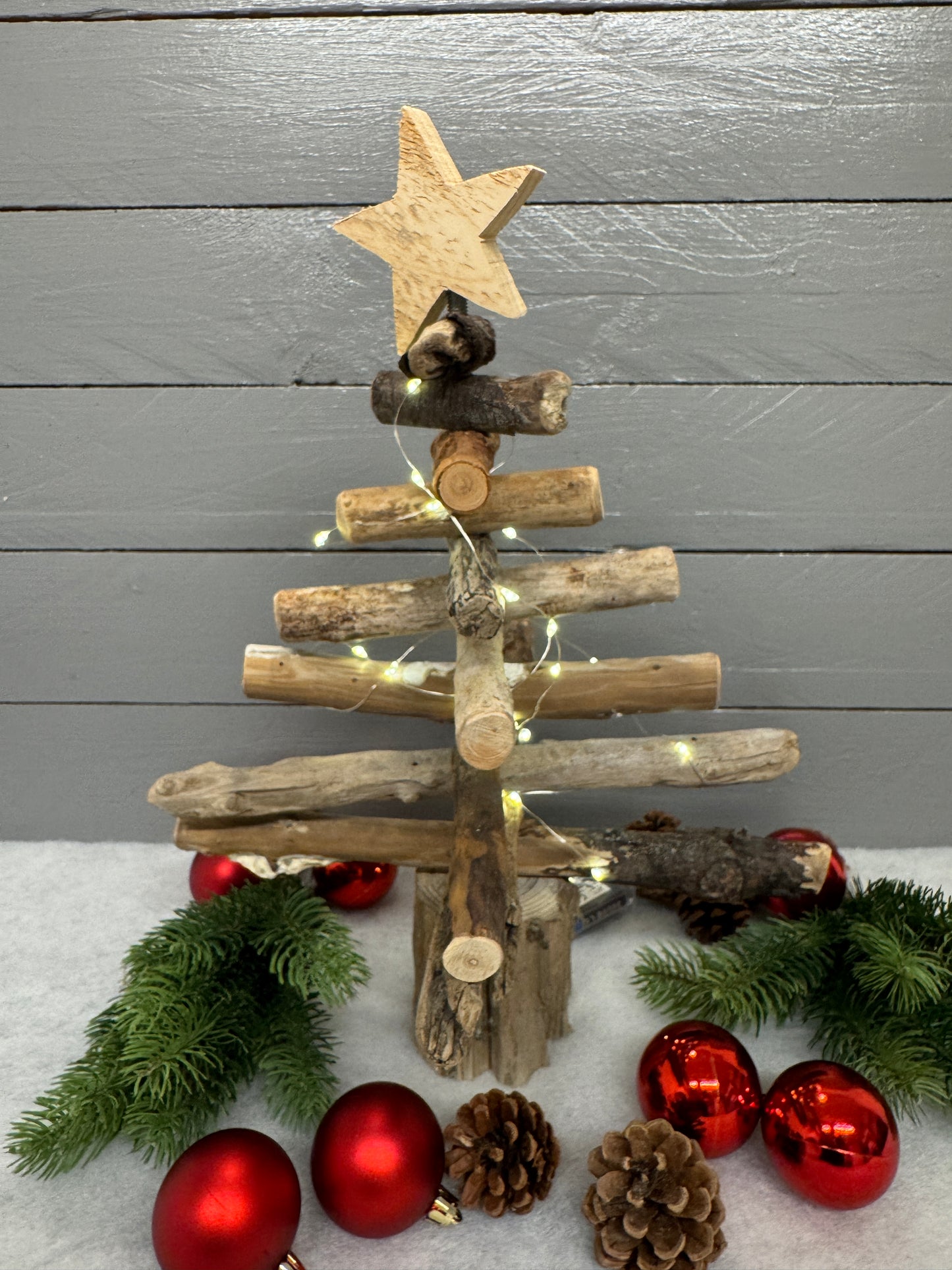 Handgefertigter Treibholz-Weihnachtsbaum 40 cm aus Nordsee-Treibholz mit Treibholzfuß und Stern aus Palettenholz, Rückansicht.