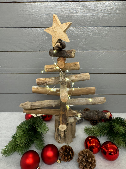 Handgefertigter Treibholz-Weihnachtsbaum 40 cm aus Nordsee-Treibholz mit Treibholzfuß und Stern aus Palettenholz, Rückansicht.