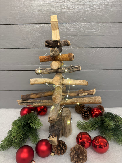 Handgefertigter Treibholz-Weihnachtsbaum aus Schleswig-Holstein mit natürlicher Holzstruktur und maritimem Charakter.