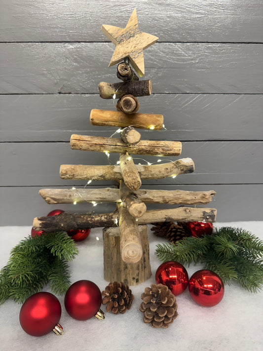 Handgefertigter Treibholz-Weihnachtsbaum 40 cm aus Nordsee-Treibholz mit Treibholzfuß und Stern aus Palettenholz.