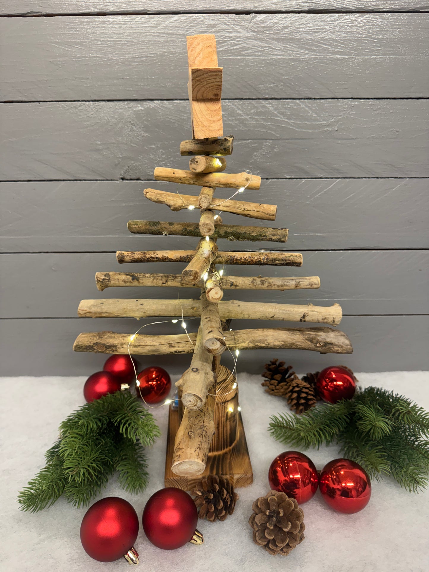 Seitliche Ansicht eines 43 cm hohen Treibholz-Weihnachtsbaums mit Stern aus Altholz.