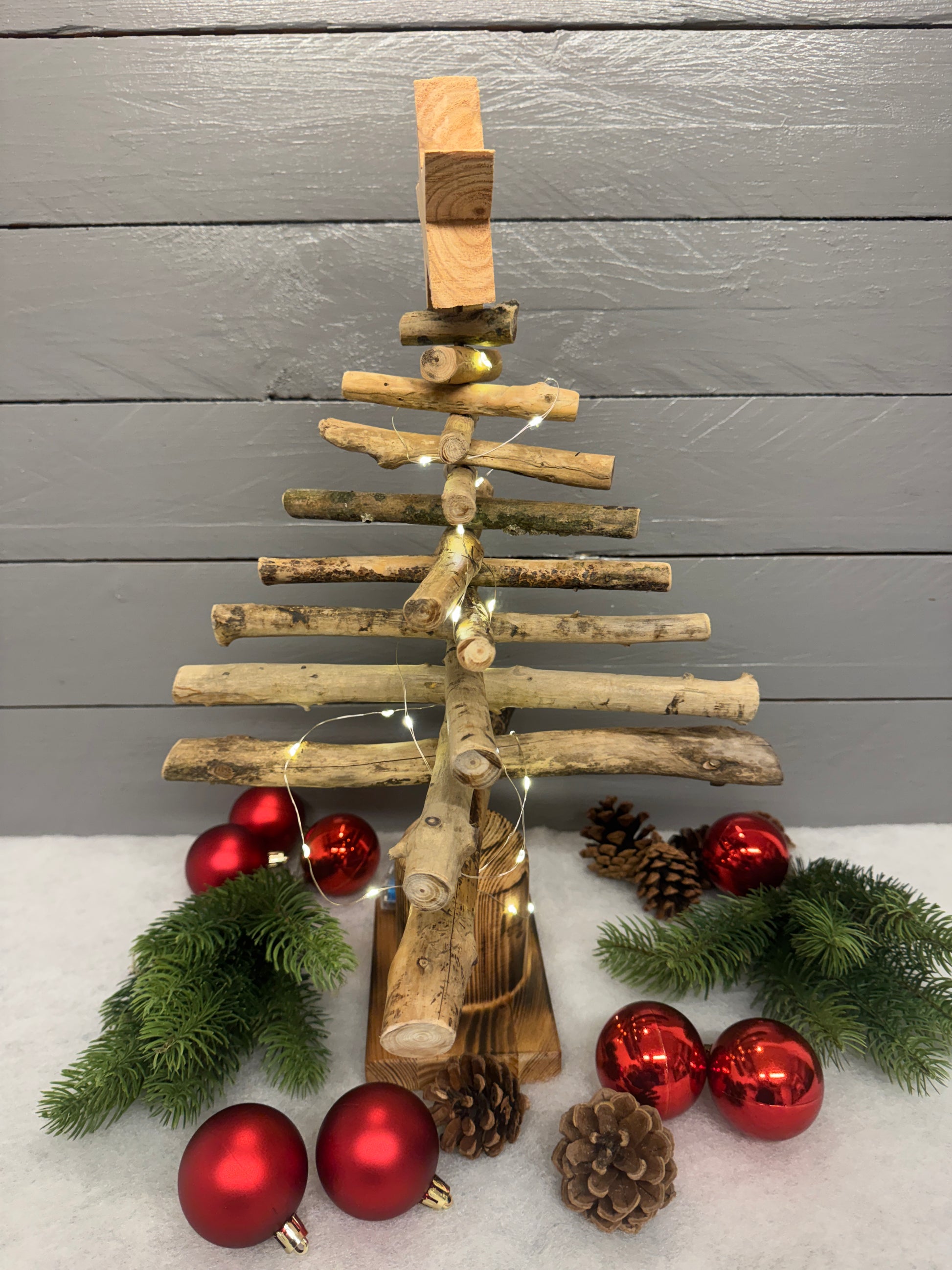 Seitliche Ansicht eines 43 cm hohen Treibholz-Weihnachtsbaums mit Stern aus Altholz.
