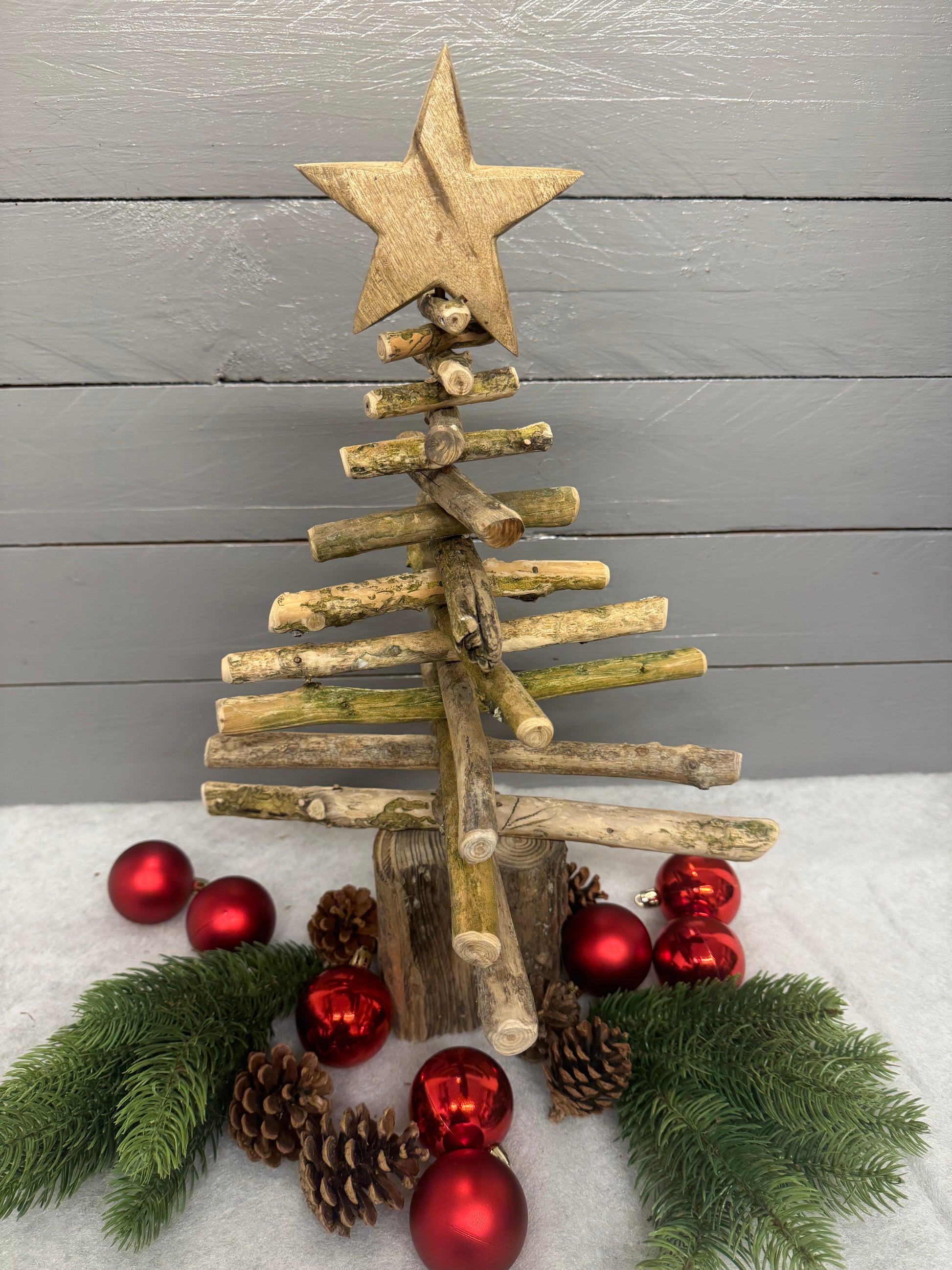 Rückansicht des Treibholz Tannenbaumes und der einzigartigen Maserung des handgefertigten Treibholz-Weihnachtsbaums.