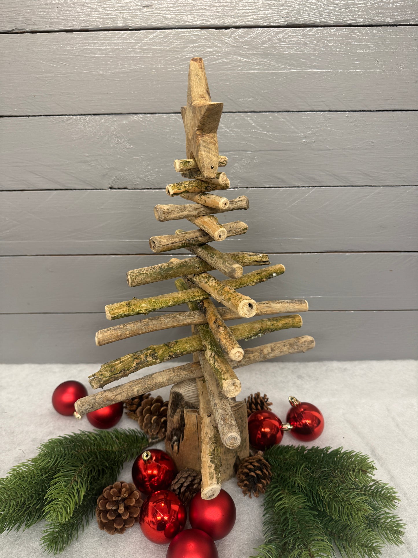 Seitliche Ansicht eines 44 cm hohen Treibholz-Weihnachtsbaums mit Standfuß aus echtem Treibholz.