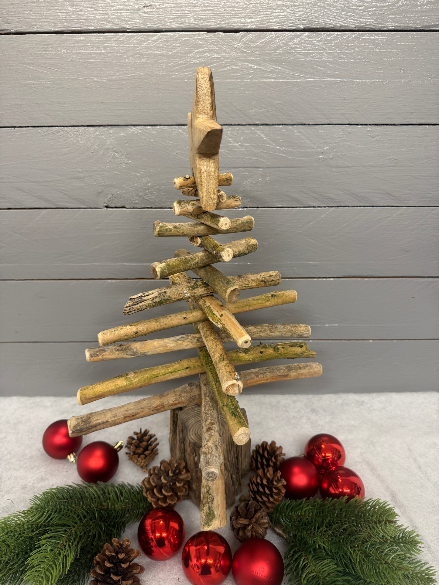 Maritimer Treibholz-Weihnachtsbaum aus Schleswig-Holstein mit natürlicher Holzstruktur und Stern aus Altholz.