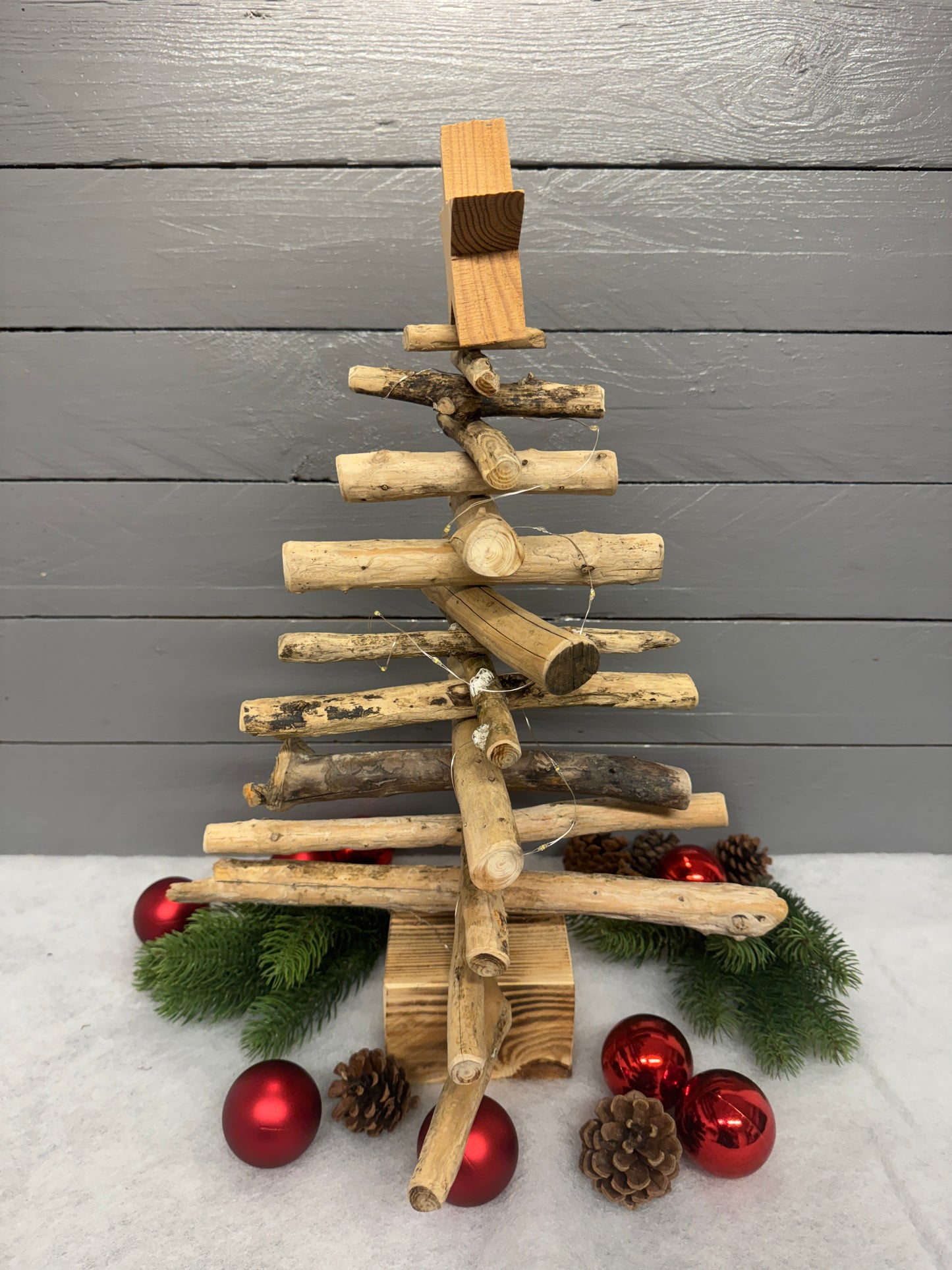 Seitliche Ansicht eines 48 cm hohen Treibholz-Weihnachtsbaums mit Stern aus Altholz.