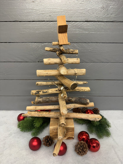 Seitliche Ansicht eines 48 cm hohen Treibholz-Weihnachtsbaums mit Stern aus Altholz.