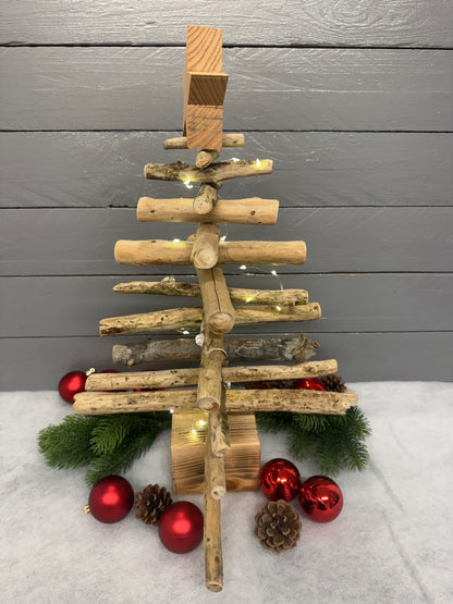 Maritimer Treibholz-Weihnachtsbaum aus Schleswig-Holstein mit natürlichem Treibholz und geflammtem Standfuß.