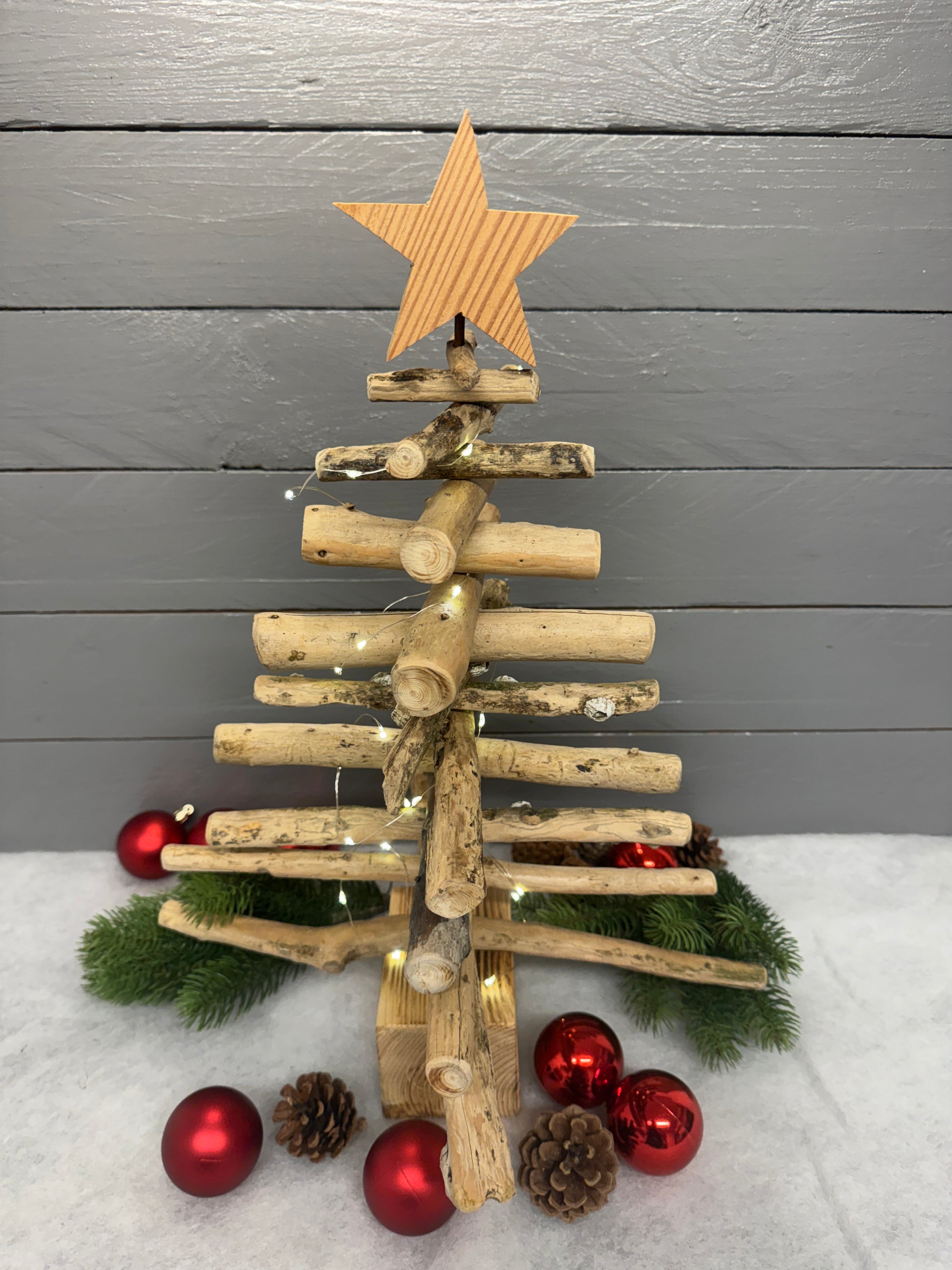 Handgefertigter Treibholz-Weihnachtsbaum 48 cm aus Nordsee-Treibholz mit geflammtem Altholzfuß.
