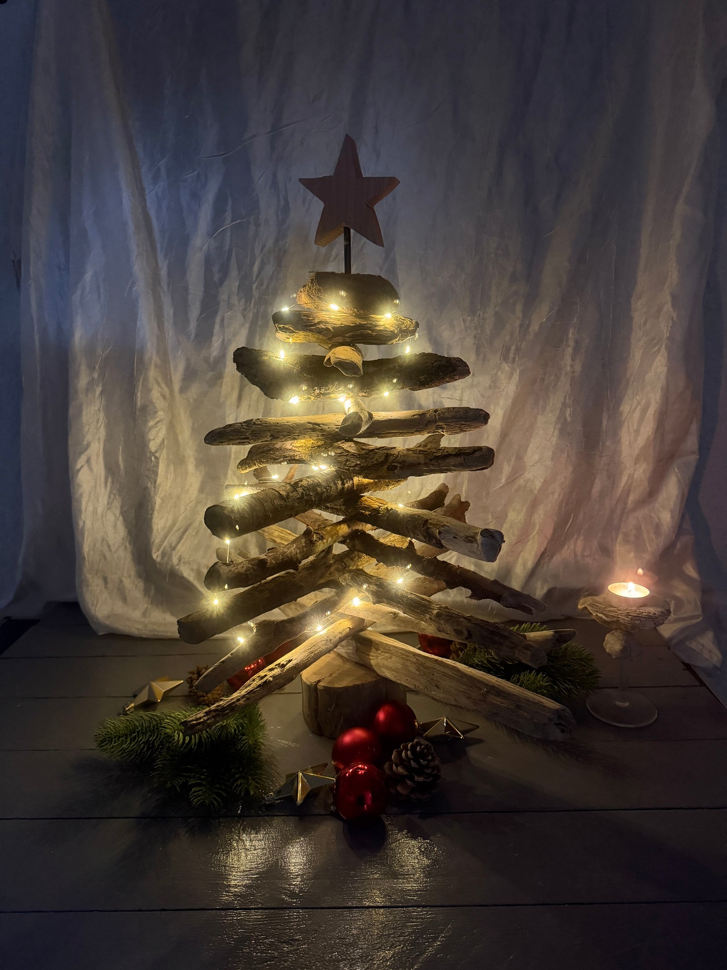 Maritimer Treibholz-Weihnachtsbaum aus Schleswig-Holstein mit Lichterkette leuchtend.