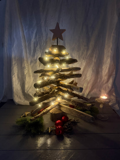 Maritimer Treibholz-Weihnachtsbaum aus Schleswig-Holstein mit Lichterkette leuchtend.