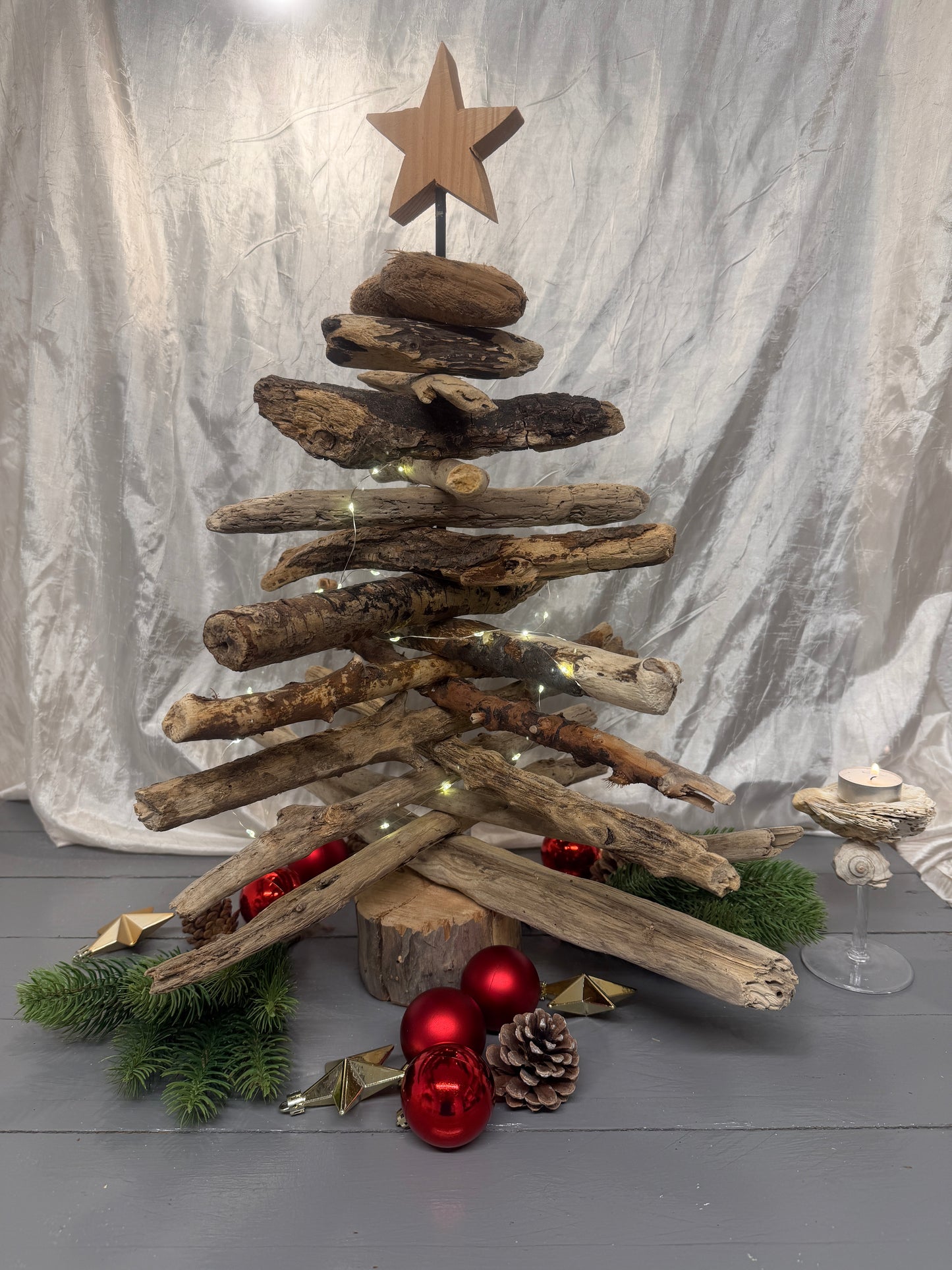 Rückseite des handgefertigten Treibholz-Weihnachtsbaums.