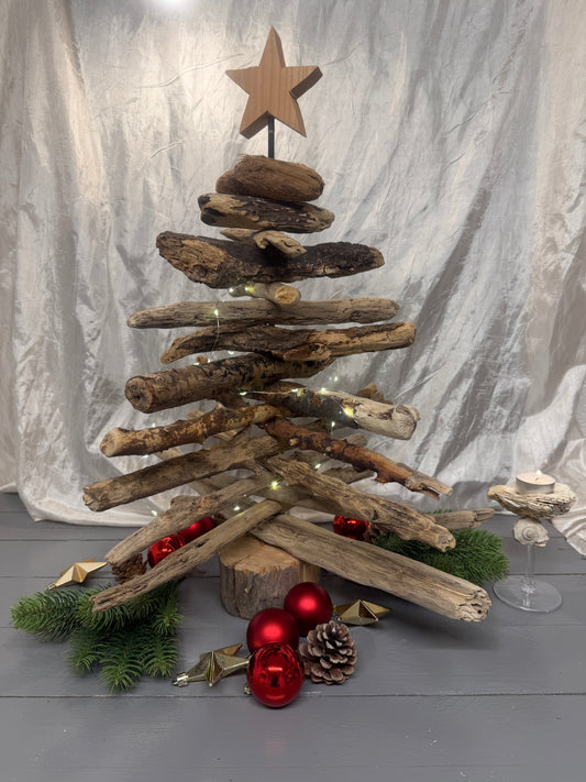 Rückseite des handgefertigten Treibholz-Weihnachtsbaums.