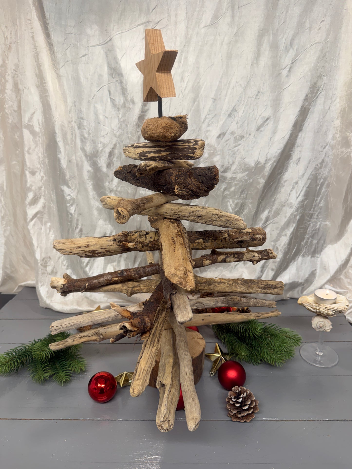 Seitliche Ansicht eines 57 cm hohen Treibholz-Weihnachtsbaums mit Stern aus Altholz.