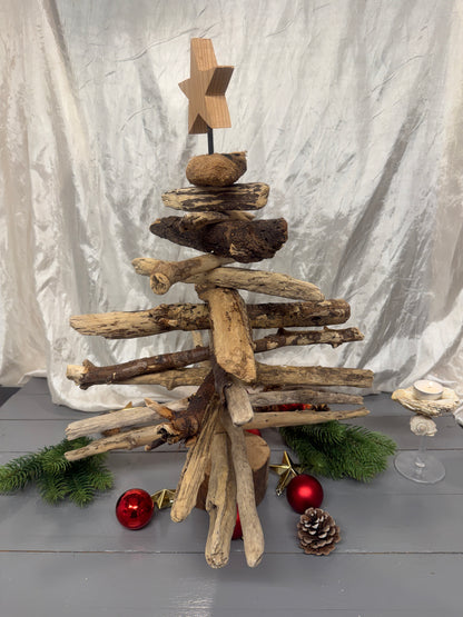Seitliche Ansicht eines 57 cm hohen Treibholz-Weihnachtsbaums mit Stern aus Altholz.