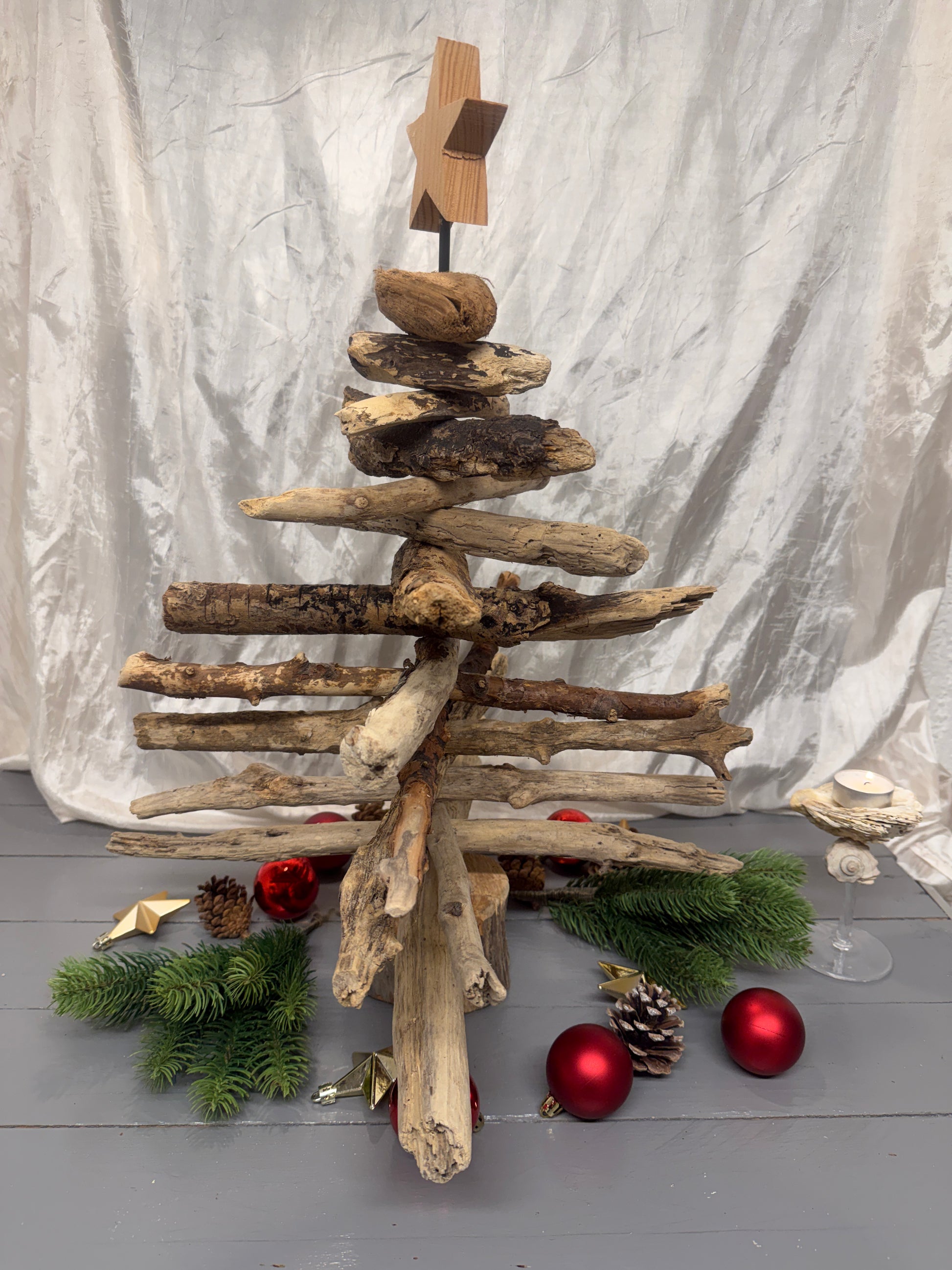Maritimer Treibholz-Weihnachtsbaum aus Schleswig-Holstein mit natürlicher Holzstruktur und Standfuß aus Treibholz.