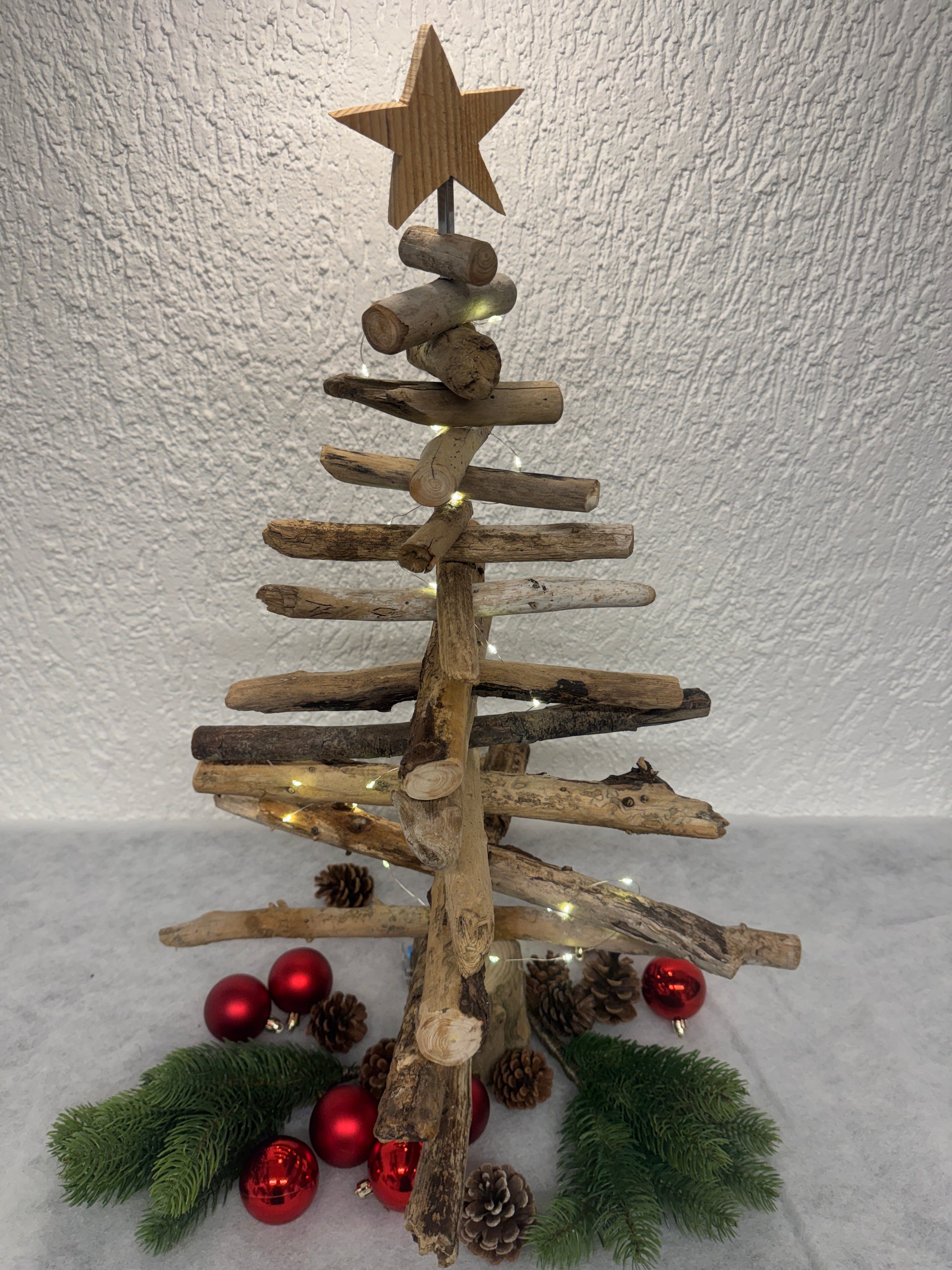Handgefertigter Treibholz-Weihnachtsbaum 64 cm aus Nordsee-Treibholz mit massivem Treibholzfuß und Stern aus Altholz mit Lichterkette.
