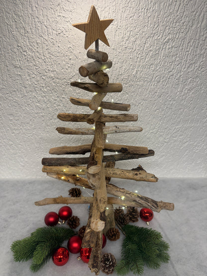 Handgefertigter Treibholz-Weihnachtsbaum 64 cm aus Nordsee-Treibholz mit massivem Treibholzfuß und Stern aus Altholz mit Lichterkette.