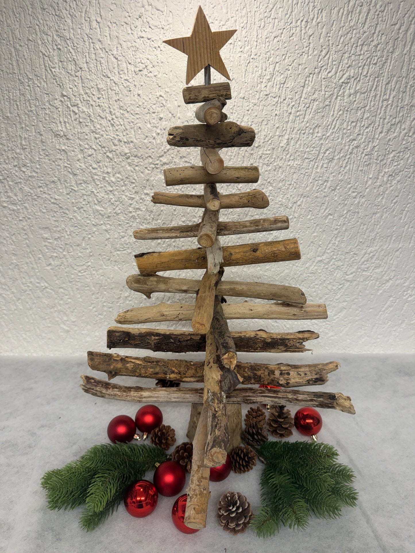 Handgefertigter Treibholz-Weihnachtsbaum 64 cm aus Nordsee-Treibholz mit massivem Treibholzfuß und Stern aus Altholz, Rückseite.