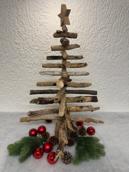 Seitliche Ansicht eines 64 cm hohen Treibholz-Weihnachtsbaums aus echtem Nordsee-Treibholz.