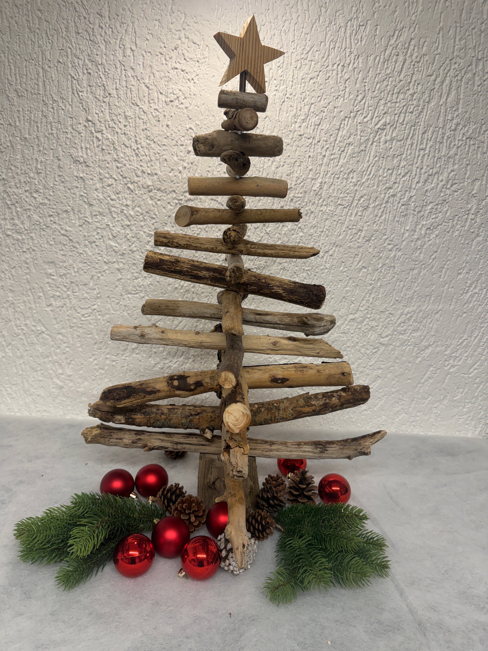 Maritimer Treibholz-Weihnachtsbaum aus Schleswig-Holstein mit natürlicher Holzstruktur und Standfuß aus Treibholz.