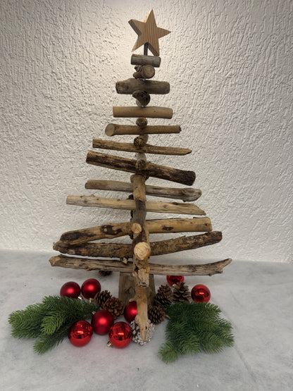 Maritimer Treibholz-Weihnachtsbaum aus Schleswig-Holstein mit natürlicher Holzstruktur und Standfuß aus Treibholz.