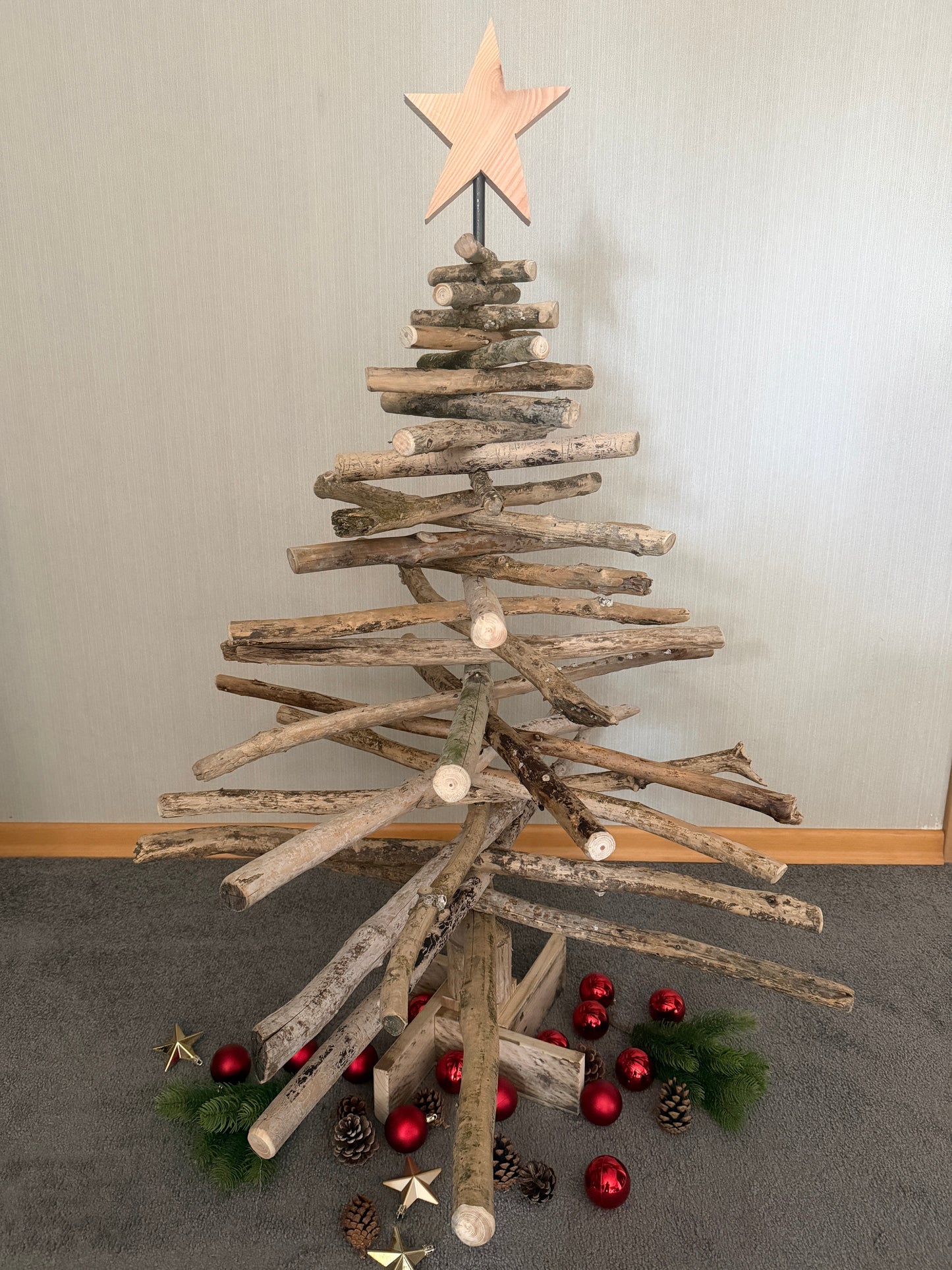 Rückansicht des großen Treibholz-Weihnachtsbaums „Küstenwald“ aus Nordsee-Treibholz, handgefertigtes Unikat aus Schleswig-Holstein.