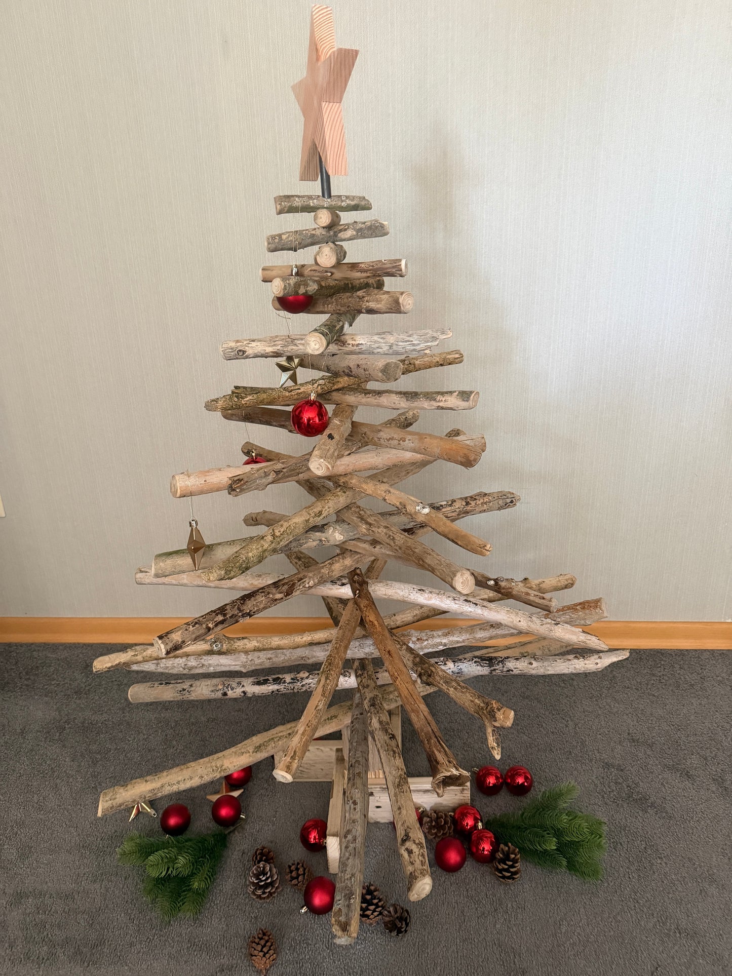 Rechte Seitenansicht des handgefertigten Treibholz-Weihnachtsbaums „Küstenwald“ mit stabilem Fuß aus Altholz.