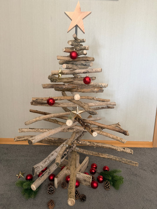 Handgefertigter Treibholz-Weihnachtsbaum „Küstenwald“ aus Nordsee-Treibholz mit stabilem Altholzfuß und weihnachtlicher Dekoration – Vorderansicht.