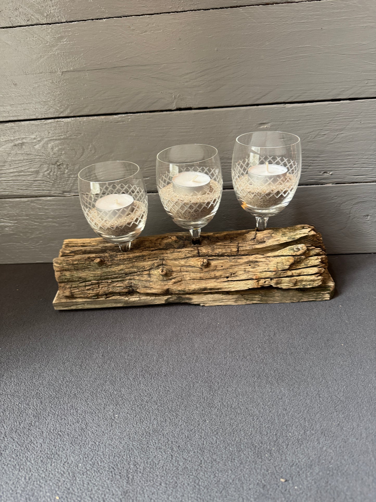 Tischdekoration im Coastal Style mit drei Teelichtern
