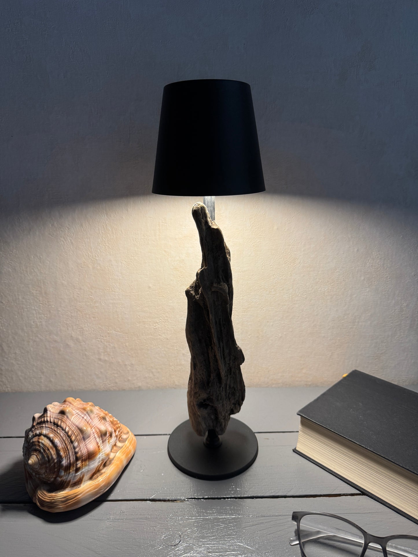 Seitliche Ansicht kabellose Treibholz Tischlampe mit Metallfuß