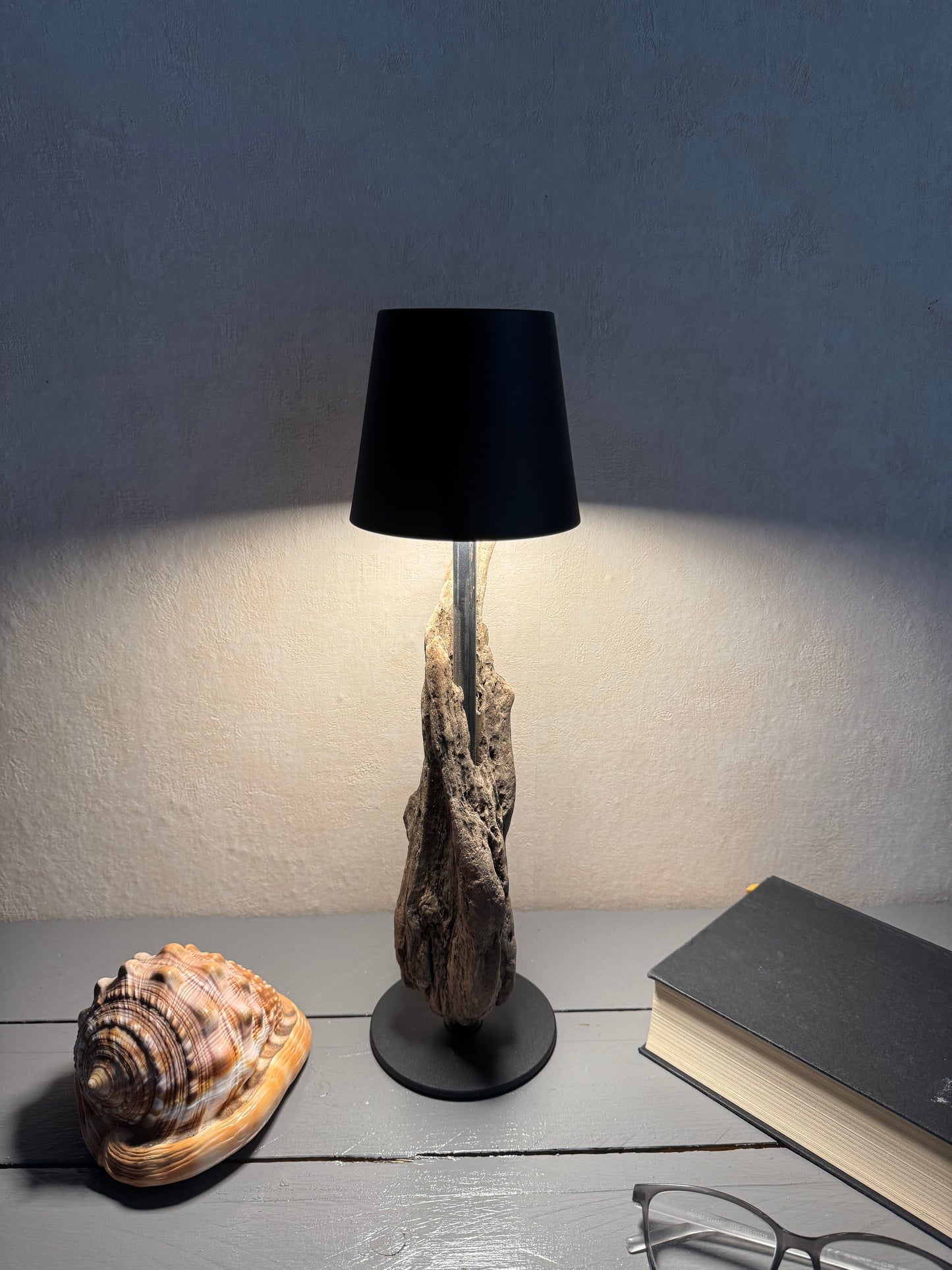 Detailansicht naturbelassenes Ostsee Treibholz an Tischlampe