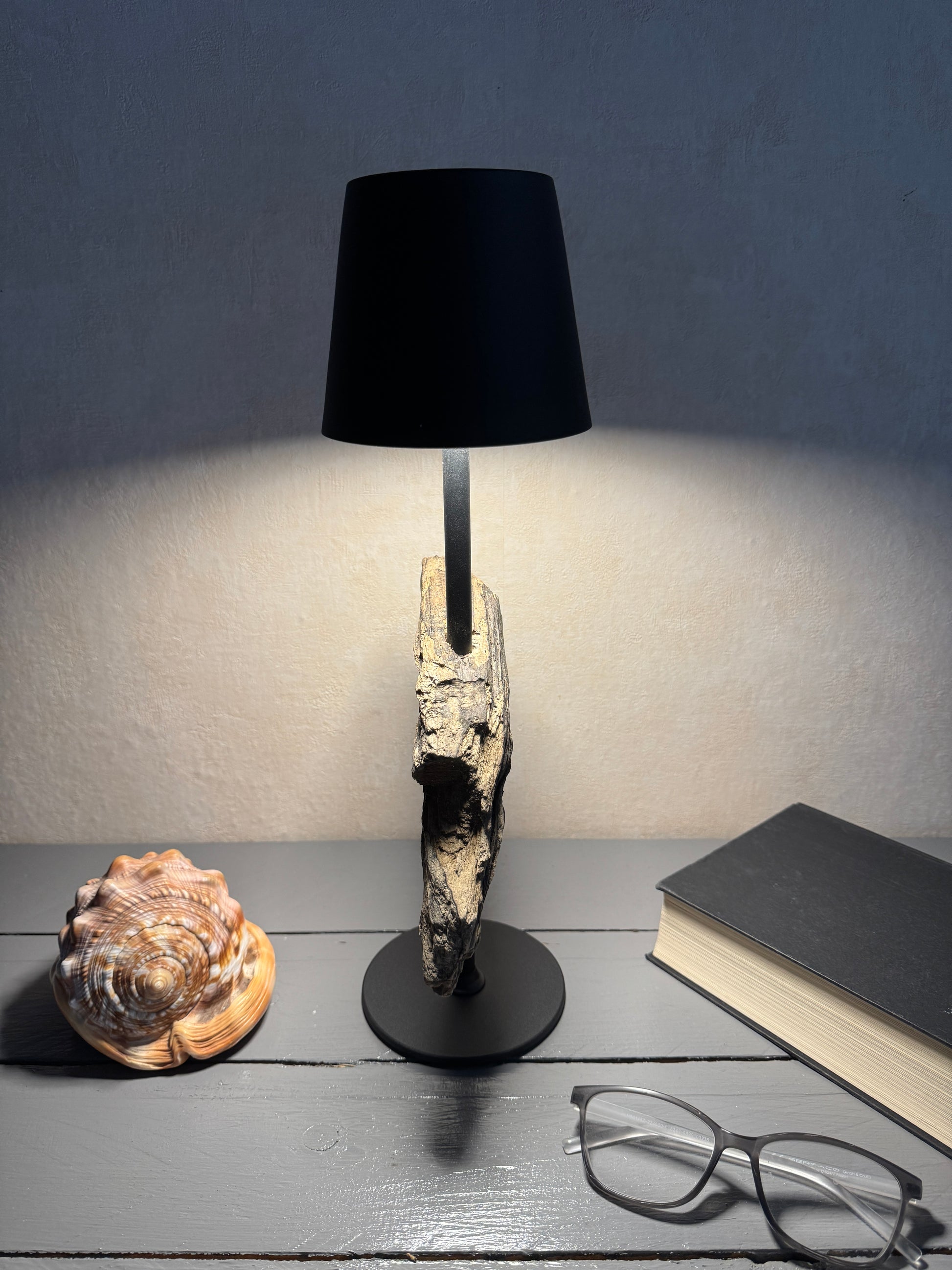 Detailaufnahme naturbelassenes Treibholz an Akku Lampe