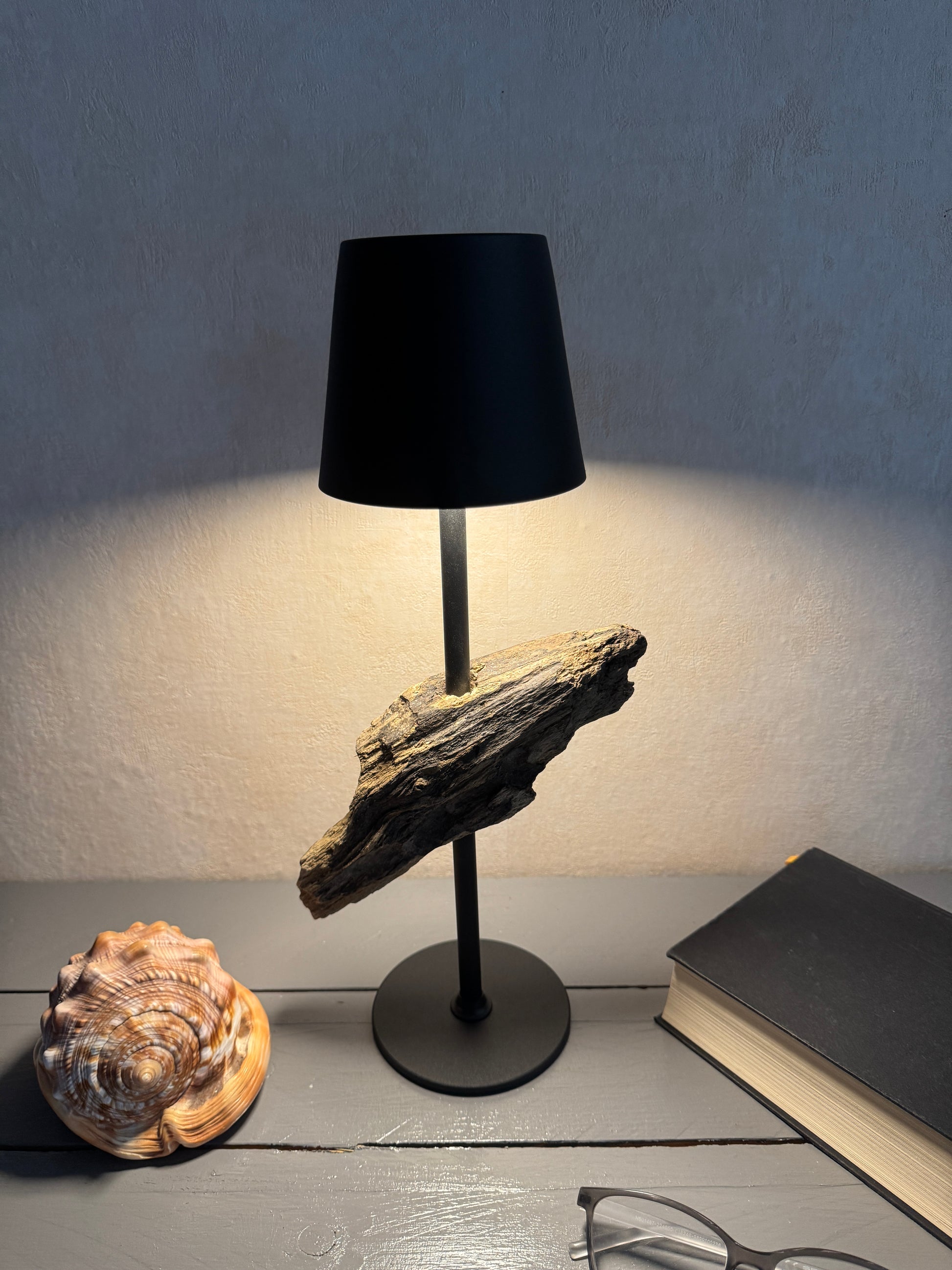 Dimmbare Akku Treibholzlampe mit verschiedenen Lichtstufen