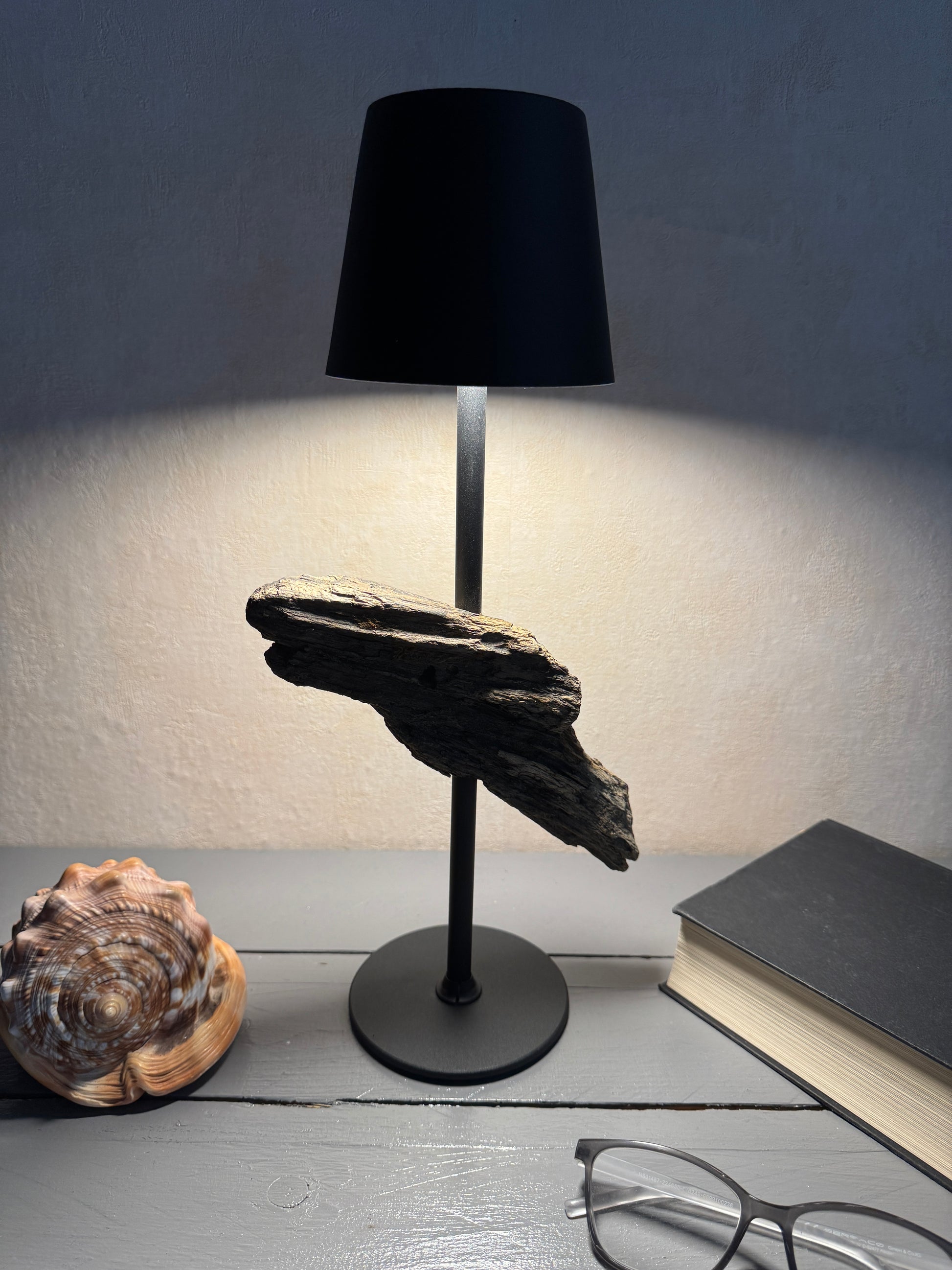 Rückansicht dimmbare Treibholzlampe mit Metallfuß
