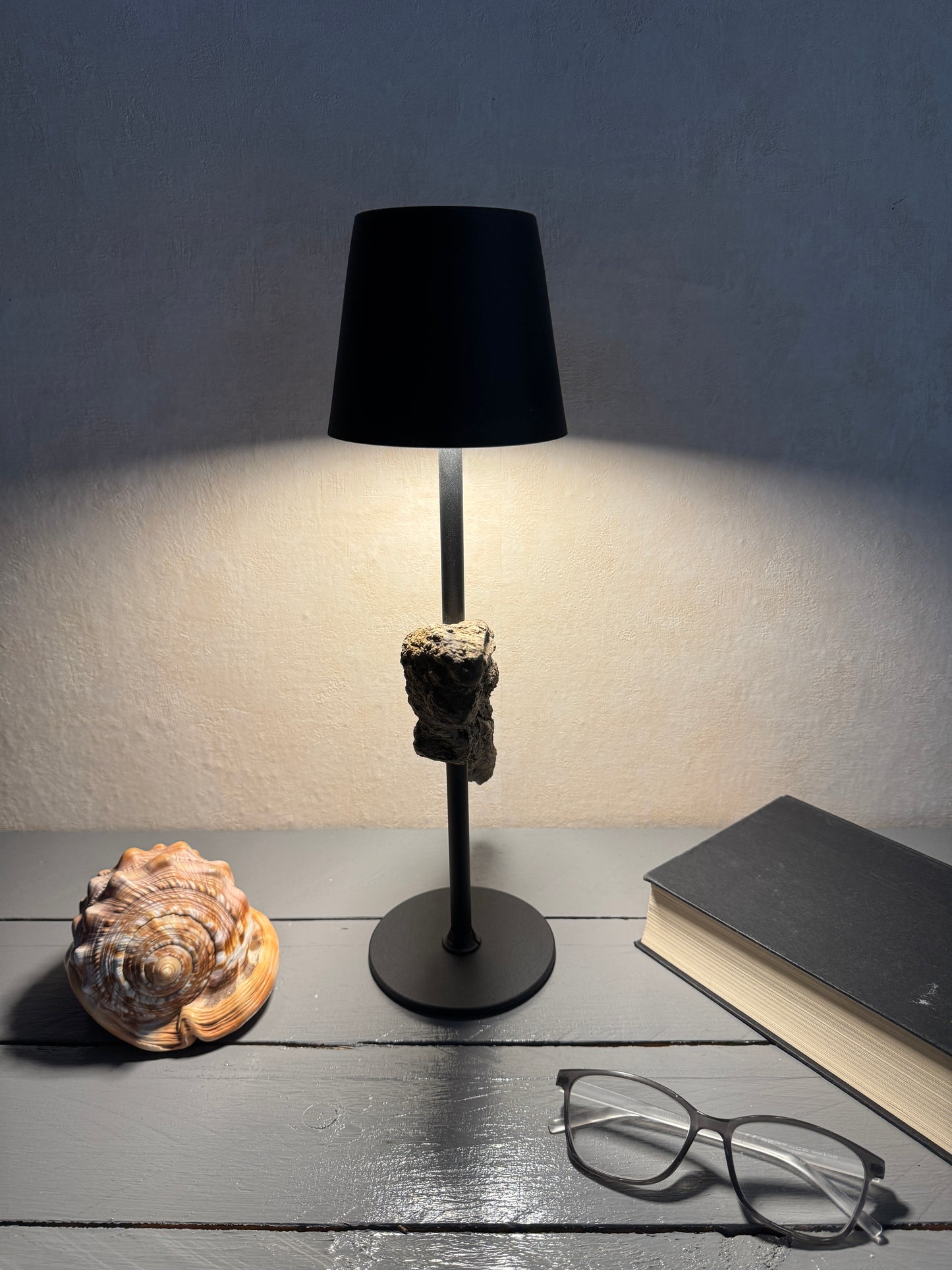 Maritime kabellose Tischlampe aus Ostsee Treibholz