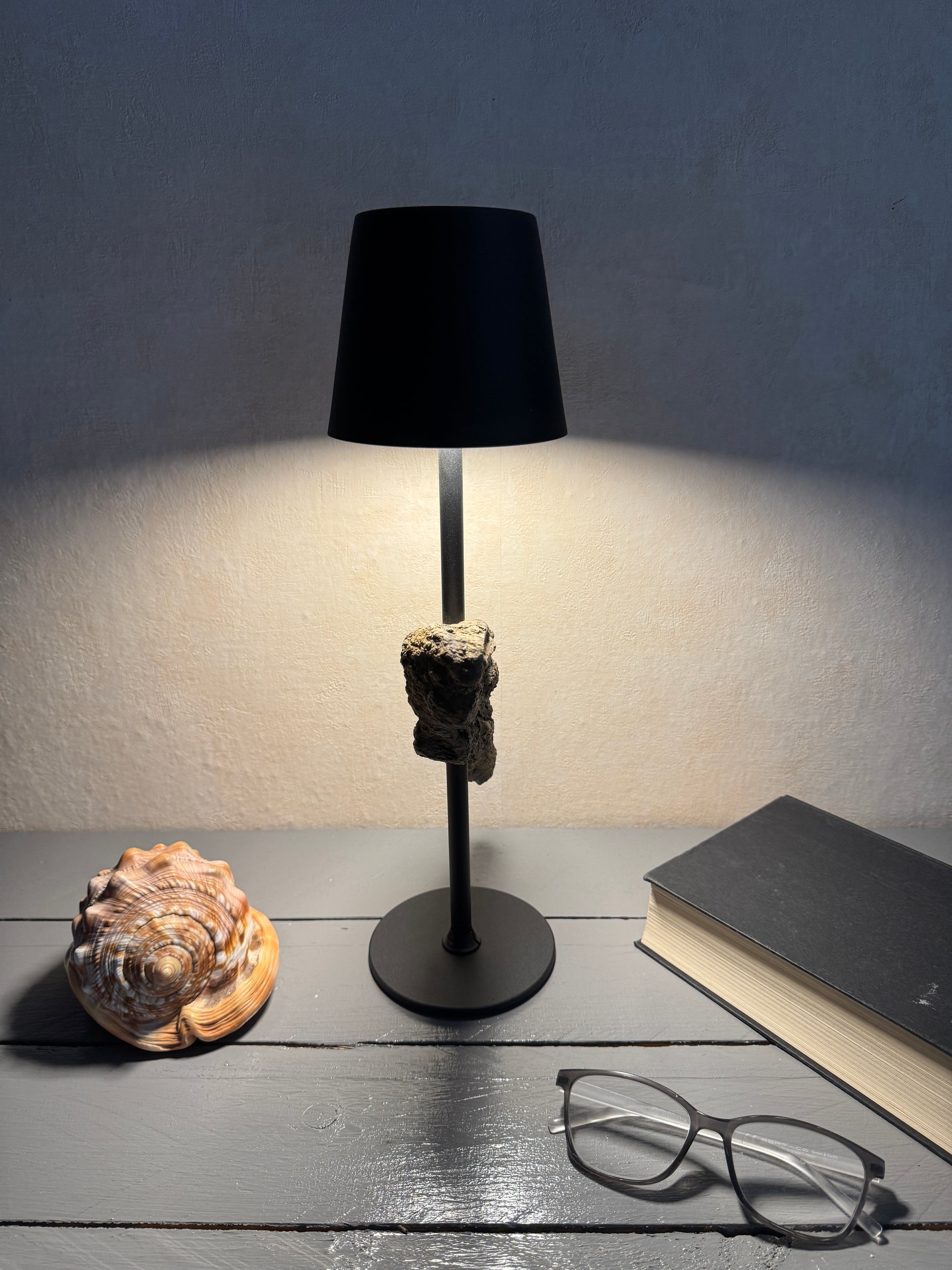 Maritime kabellose Tischlampe aus Ostsee Treibholz