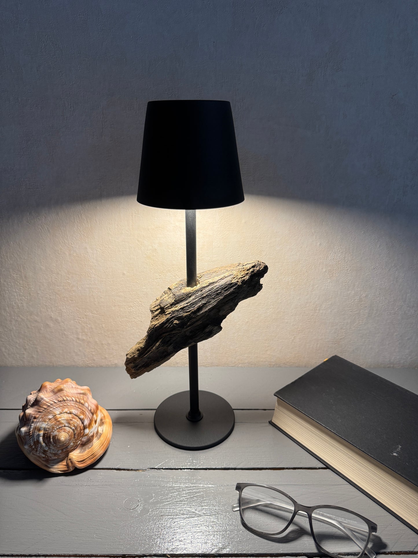 Handgefertigte Akku Treibholzlampe aus der Region Damp