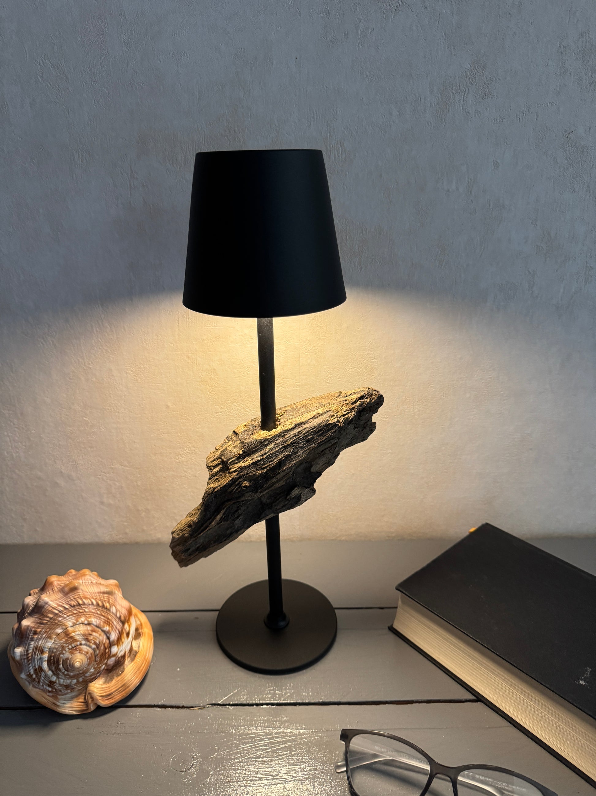 Treibholzlampe mit warmweißem Licht eingeschaltet