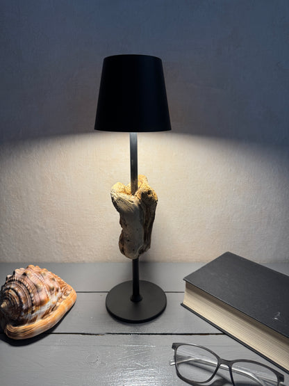 Detailansicht naturbelassenes Treibholz an Tischlampe