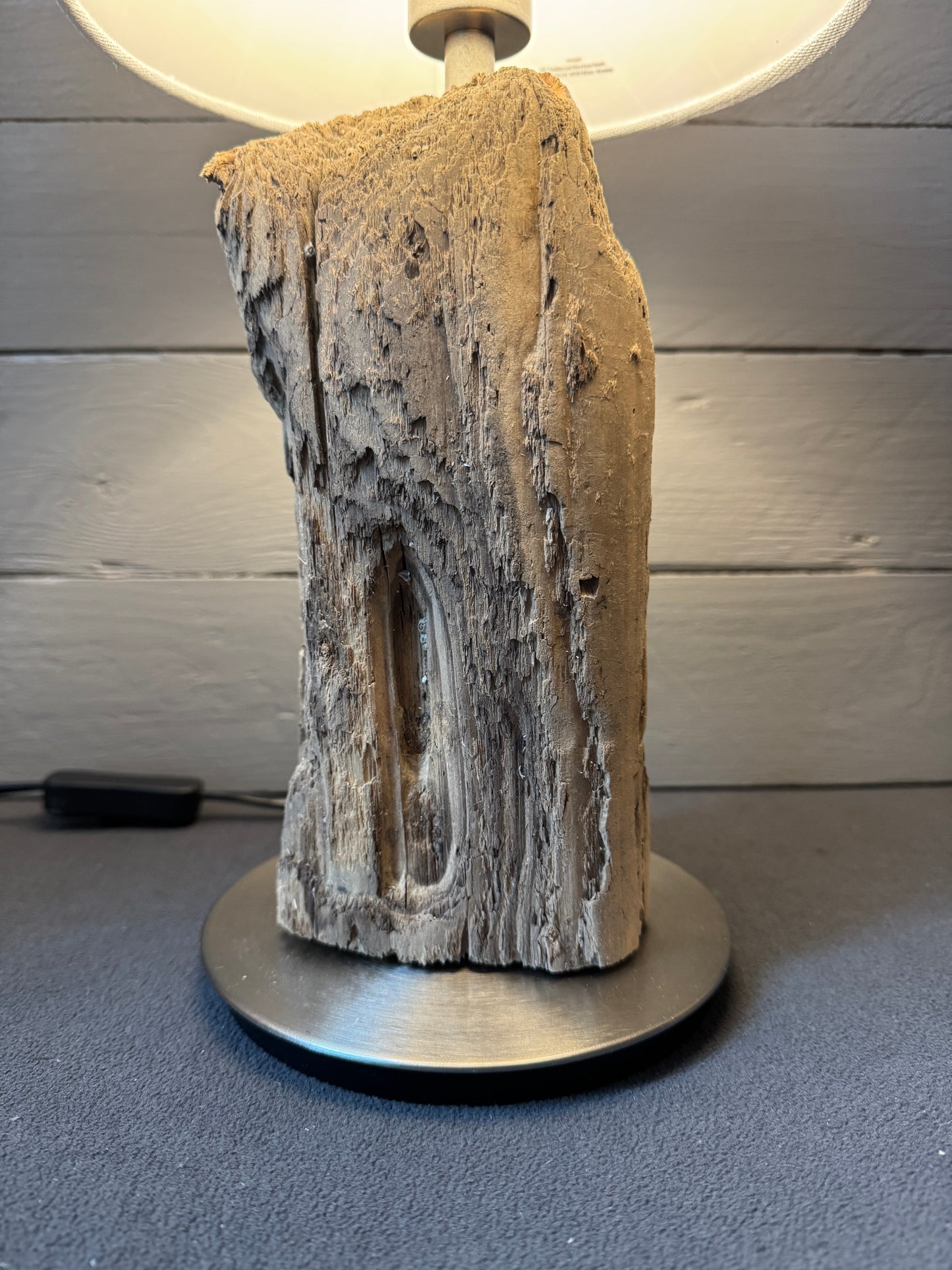 Detailaufnahme der natürlichen Maserung des Nordsee-Treibholzes von Amrum