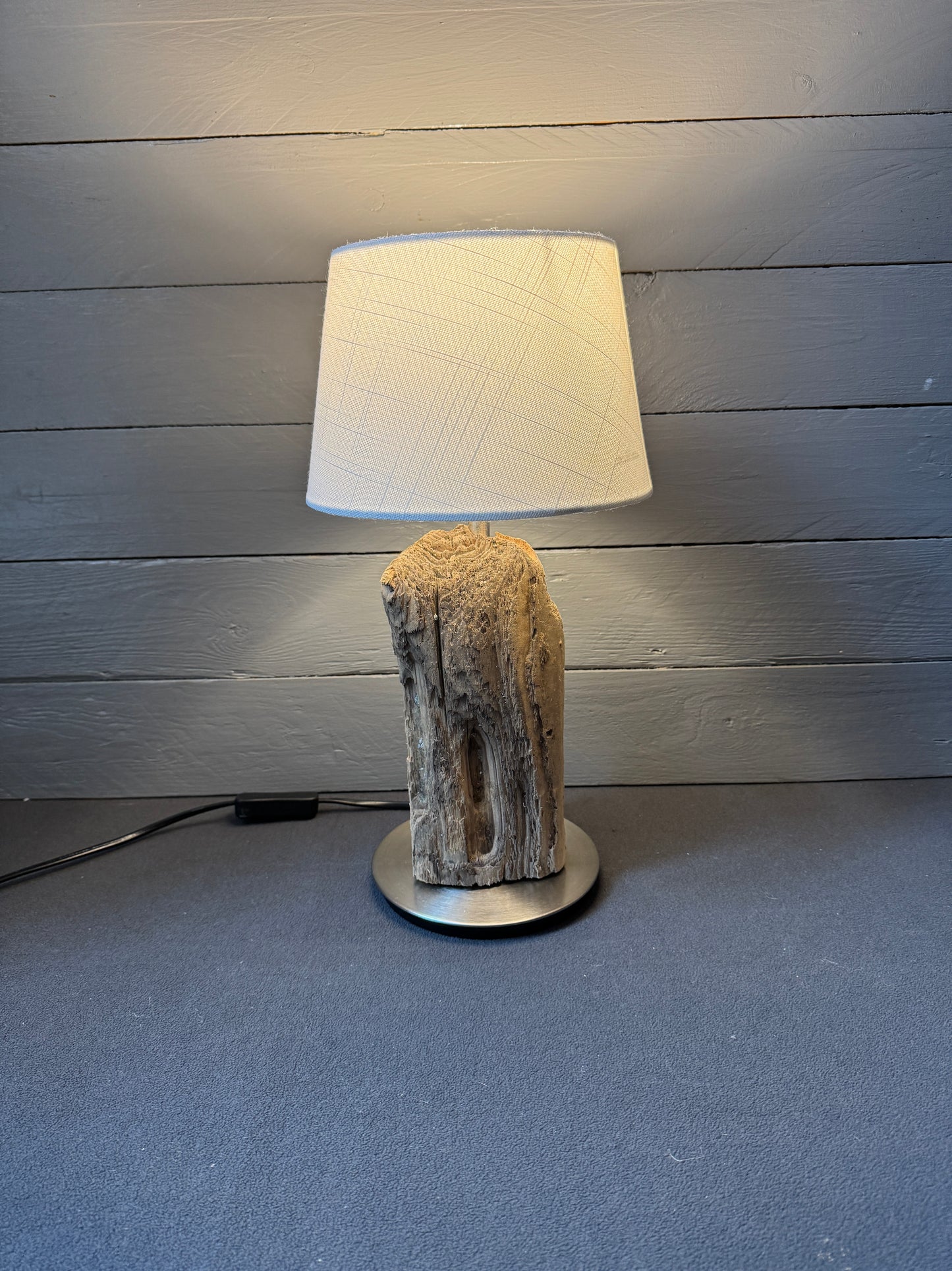 Maritime Treibholzlampe aus Nordseeholz von der Insel Amrum – Frontansicht