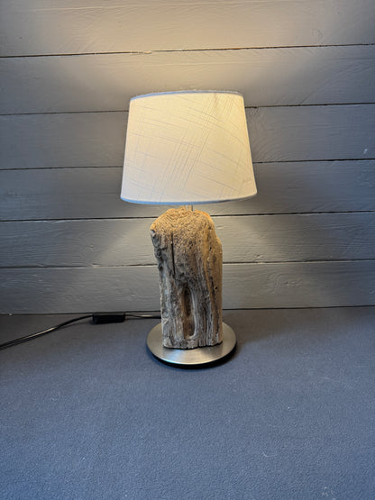 Maritime Treibholzlampe aus Nordseeholz von der Insel Amrum – Frontansicht