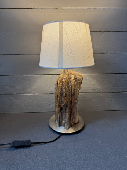 Treibholz Tischlampe im rustikalen Küstenstil – Rückansicht