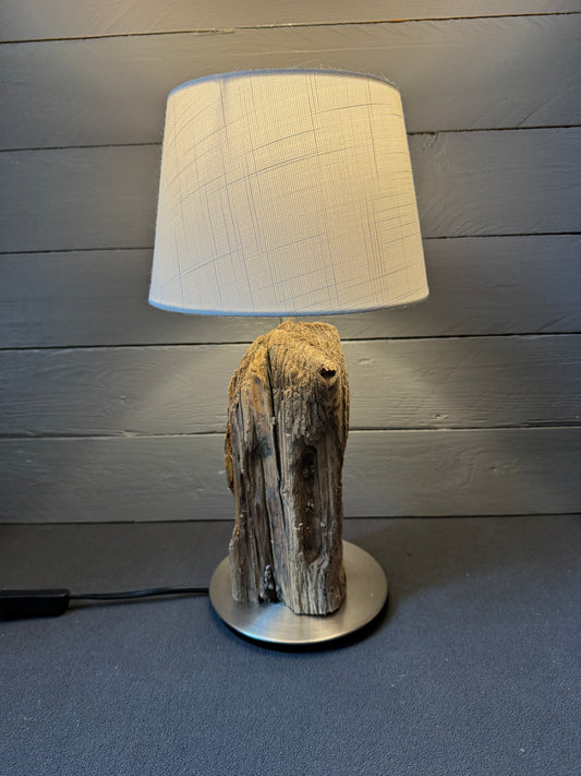 Maritime Tischlampe aus naturbelassenem Nordsee-Treibholz – Seitenansicht