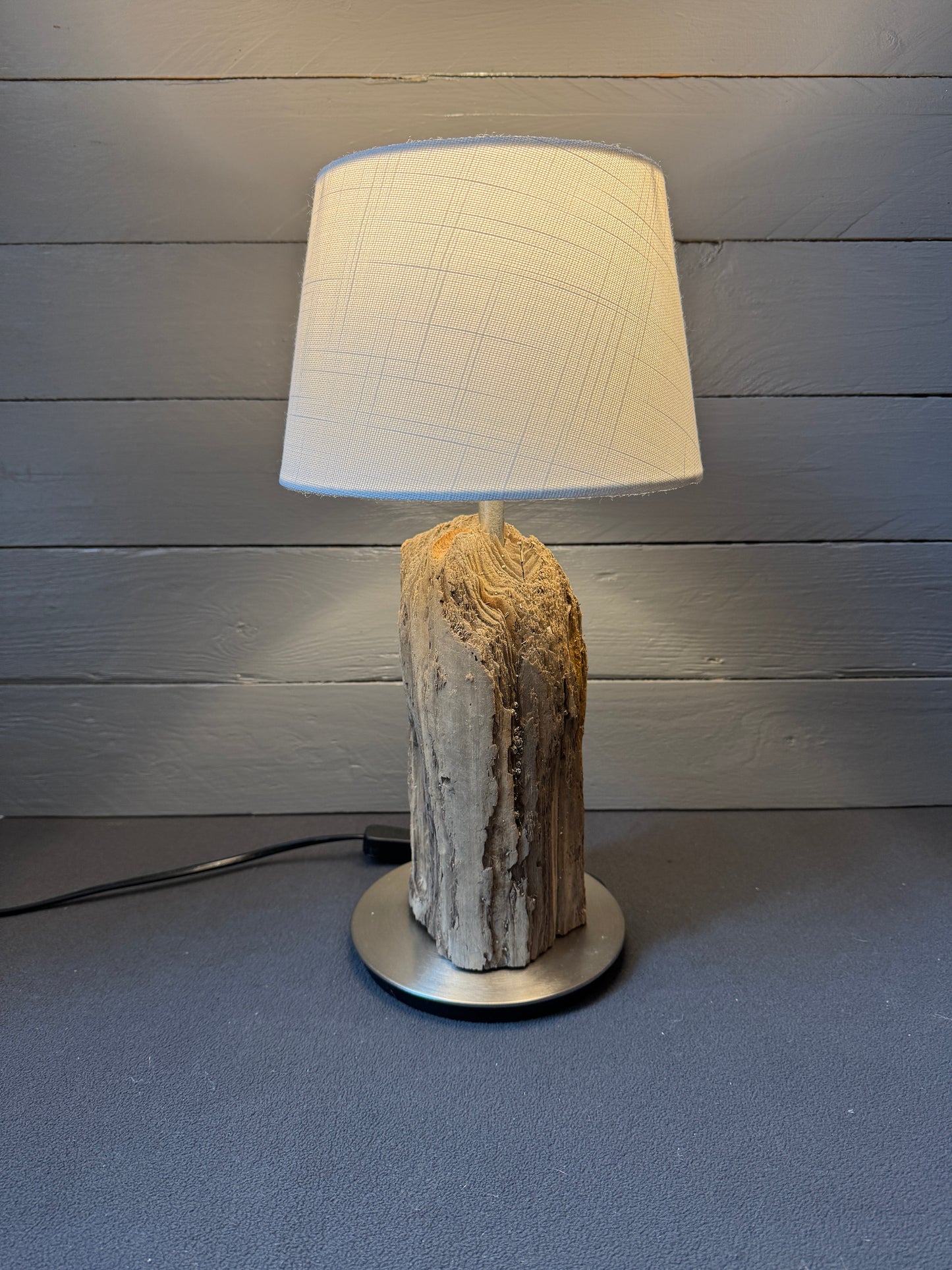 Rustikale Treibholzlampe mit E14-Fassung im maritimen Wohnstil