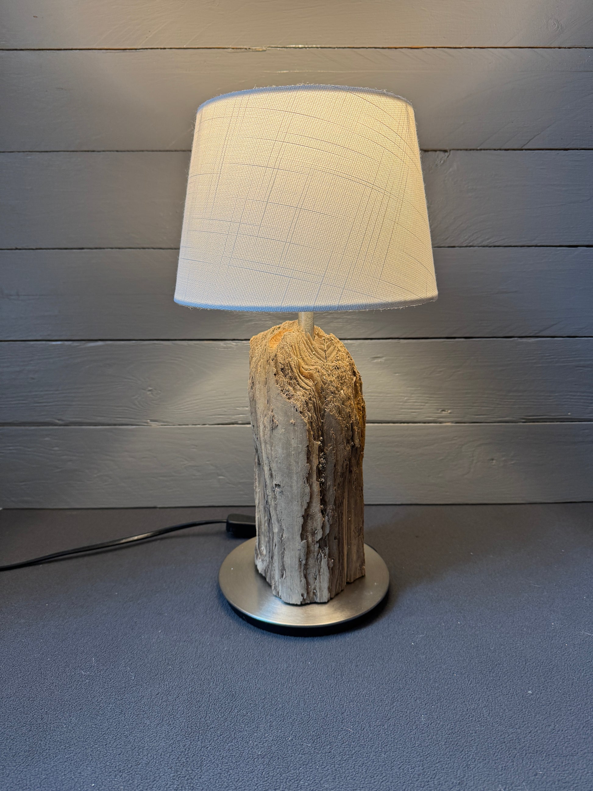 Rustikale Treibholzlampe mit E14-Fassung im maritimen Wohnstil